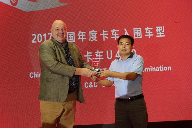 国际年度卡车评委Oliver Willms为联合卡车代表颁发入围奖