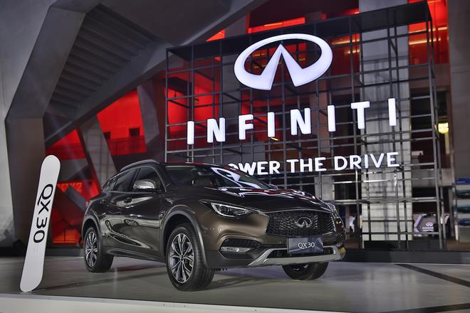 全新英菲尼迪QX30亮相2016年英菲尼迪沸雪北京世界单板滑雪赛与敢爱现场音乐会