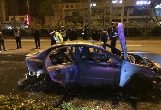 又一起私家车自燃！司机在当场被烧身亡