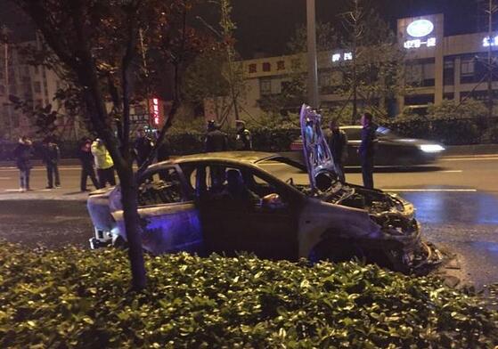 又一起私家车自燃！司机在当场被烧身亡