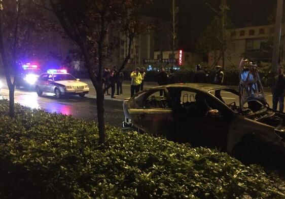 又一起私家车自燃！司机在当场被烧身亡