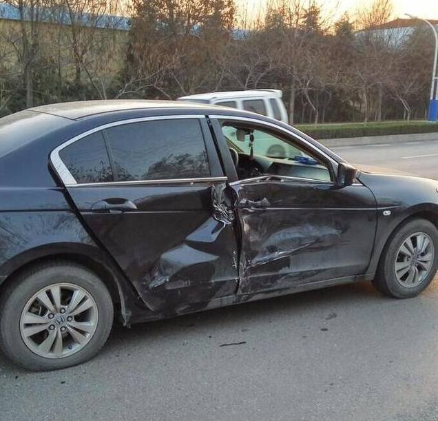 全国首撞？小伙试驾众泰SR9出门就撞了