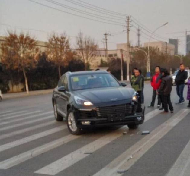 全国首撞？小伙试驾众泰SR9出门就撞了