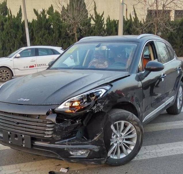 全国首撞？小伙试驾众泰SR9出门就撞了