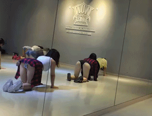 每日趣图|出租车老司机偷拍女乘客走光