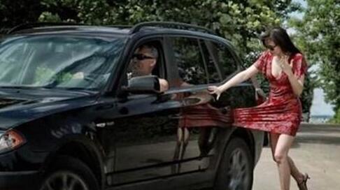 每日趣图|出租车老司机偷拍女乘客走光