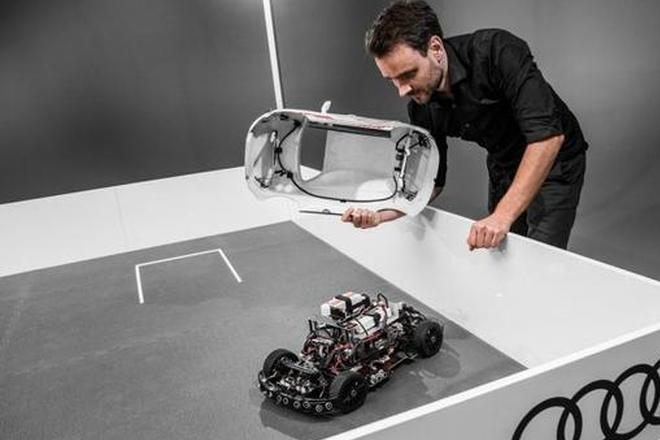 自找停车位 奥迪Q2自动驾驶模型车官图