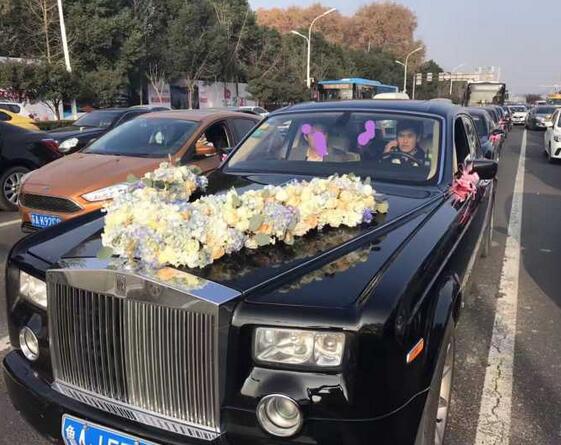 豪华迎亲车队 主车劳斯莱斯为走私车
