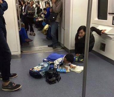 每日趣图|美女裙子太短 一下车全走光了