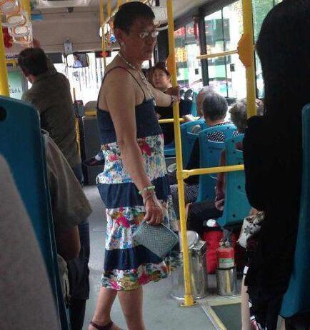 每日趣图|美女裙子太短 一下车全走光了