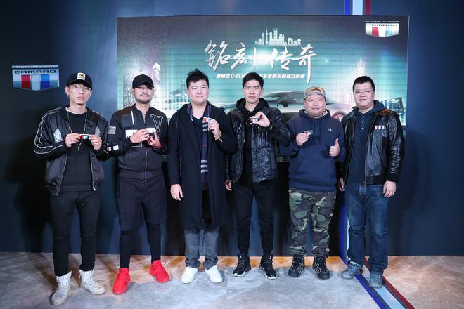 雪佛兰售后服务总监薛炯为首批科迈罗车主俱乐部成员授勋