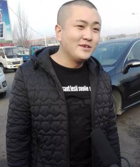 三个小伙钻燃烧车救人 救出10秒后车爆炸