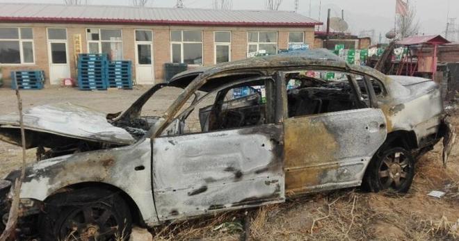 三个小伙钻燃烧车救人 救出10秒后车爆炸