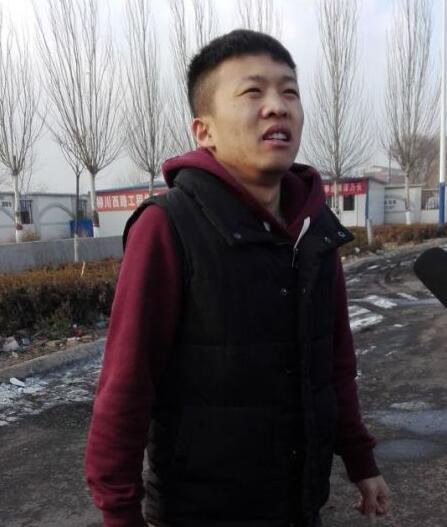 三个小伙钻燃烧车救人 救出10秒后车爆炸