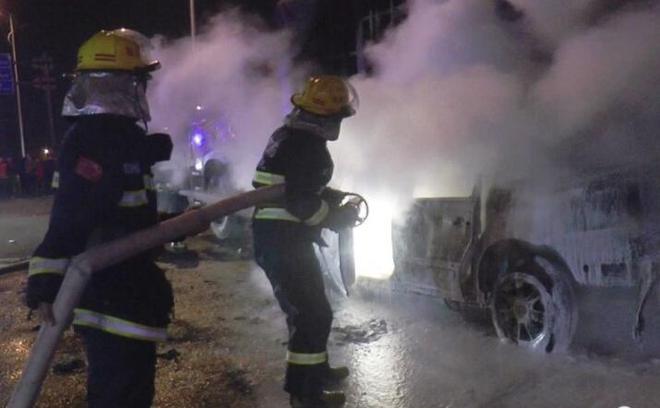 三个小伙钻燃烧车救人 救出10秒后车爆炸