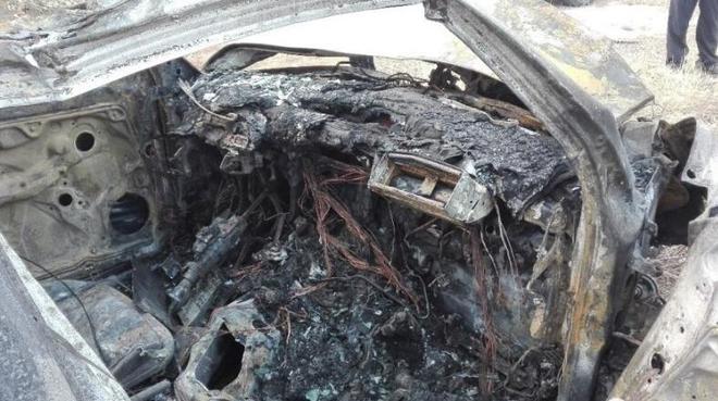 三个小伙钻燃烧车救人 救出10秒后车爆炸