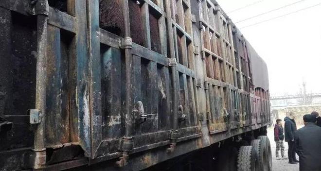 三个小伙钻燃烧车救人 救出10秒后车爆炸