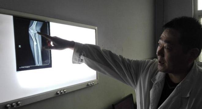 三个小伙钻燃烧车救人 救出10秒后车爆炸