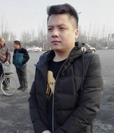 三个小伙钻燃烧车救人 救出10秒后车爆炸