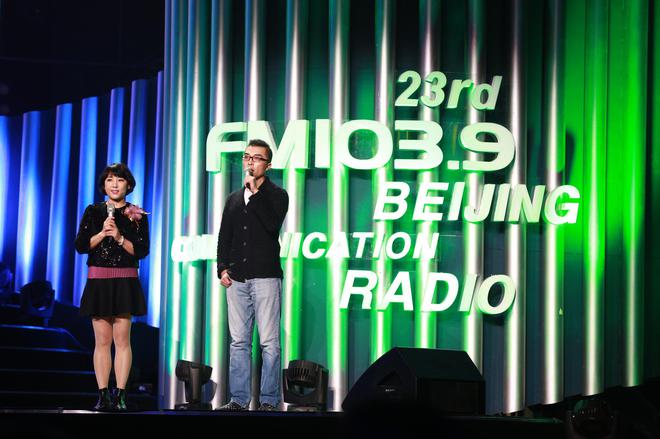 主持人李洋和“的哥”周哲