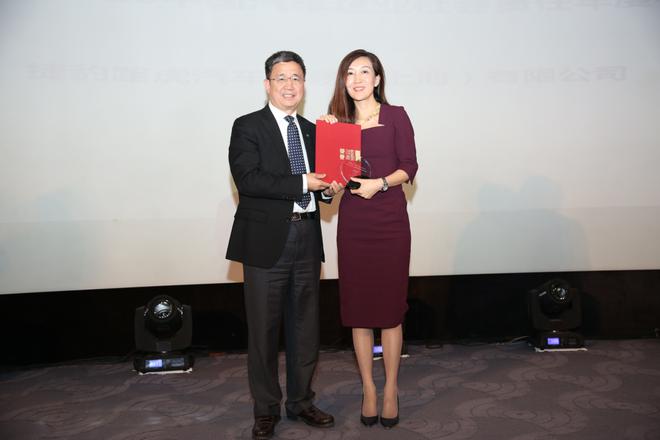 　　▲捷豹路虎中国公共关系及企业传播副总裁周冰宜，代表企业领取“益轩奖-2016中国汽车企业社会责任年度标杆奖”，北京师范大学公益研究院院长王振耀为其颁奖。