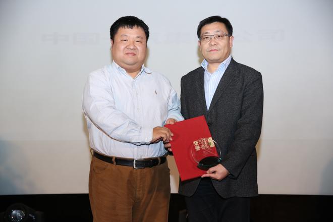 　　▲一汽集团公司办公室、党委办公室社会责任室主任葛季明，代表企业领取“益轩奖-2016中国汽车企业社会责任最佳精准扶贫公益实践奖”，中国扶贫基金会秘书长助理丁亚冬为其颁奖。