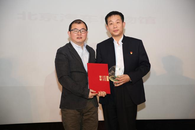 　　▲北京汽车博物馆信息中心部长徐凯，代表博物馆领取“益轩奖-2016中国汽车企业社会责任最佳绿色环保公益实践奖”，益轩奖评审团主席、《汽车商业评论》、《汽车消费报告》杂志总编辑贾可为其颁奖。
