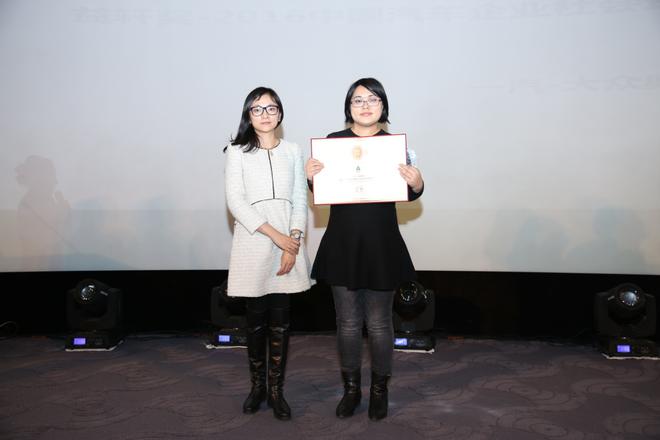 　　▲一汽-大众奥迪销售事业部公关经理江云花，代表企业领取“益轩奖-2016中国汽车企业社会责任最佳社会关爱公益实践奖”，中国社科院企业社会责任研究中心常务副主任张蒽为其颁奖。