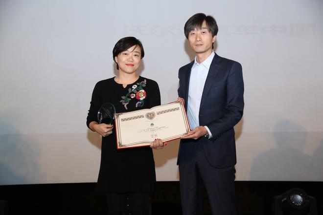 　　▲沃尔沃汽车中国企业传播部高级经理段毅，代表企业领取“益轩奖-2016中国汽车企业社会责任最佳交通安全公益实践奖”，《汽车商业评论》杂志主编刘宝华为其颁奖。