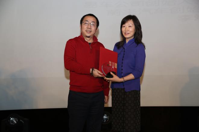 　　▲易车公司创始人、董事长兼CEO，蔚来汽车创始人、董事长李斌荣获“益轩奖-2016中国汽车企业社会责任年度先锋奖”，易车公司企业社会责任部总监周熙代其领奖，公共政策和公益评论家 北京感恩公益基金会理事长周健为获奖人物颁奖。