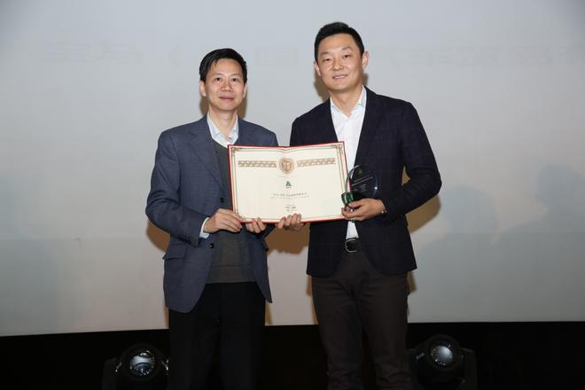 　　▲宝马中国企业代表石伟领取“益轩奖-2016中国汽车企业社会责任年度创新奖”，清华大学公益慈善研究院副院长邓国胜为其颁奖。