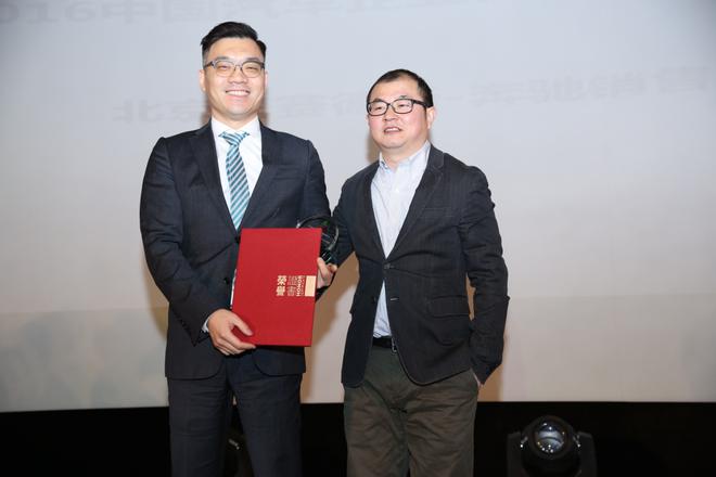 　　▲北京梅赛德斯-奔驰销售服务有限公司公共关系及媒体传播总监官少卿，代表企业领取“益轩奖-2016中国汽车企业社会责任最佳文化艺术公益实践奖”，益轩奖评审团主席、《汽车商业评论》、《汽车消费报告》杂志总编辑贾可为其颁奖。