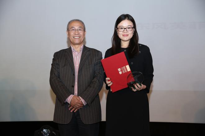 　　▲东风英菲尼迪汽车有限公司市场营销及公关部副经理包玉阳，代表企业领取“益轩奖-2016中国汽车企业社会责任最佳社会关爱公益实践奖”，善达网创始人王安为其颁奖。