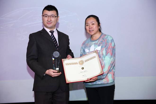 奇瑞汽车营销公司华北大区高级企划经理陈锐代表企业领奖，车市红点创始人张红为其颁奖