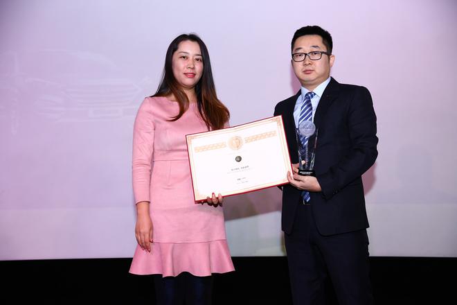 北京现代汽车有限公司营销策略部宣传科刘谅代表企业领奖，新华网汽车事业部总经理梁懿为其颁奖