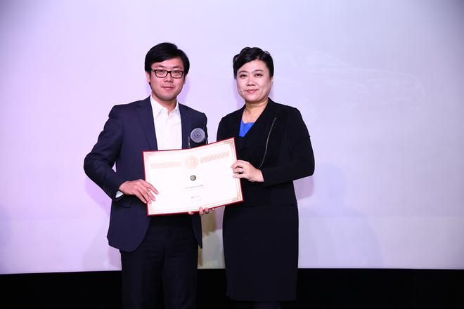 北京新能源汽车营销有限公司营销传播部副总监刘德超代表企业领奖，《汽车商业评论》、《汽车消费报告》出品人贾晓坤为其颁奖