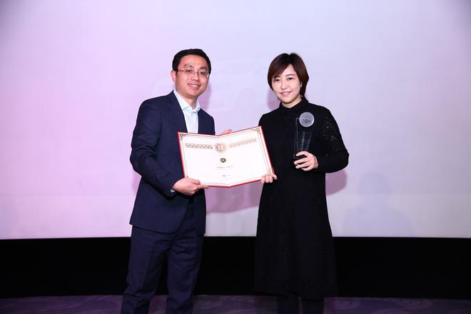 东风乘用车公司A9营销部品牌管理室主任马琳代表企业领奖，小熊油耗创始人张雄为其颁奖