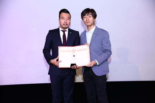 宝沃汽车（中国）品牌传播执行总监果铁夫代表企业领奖，《汽车商业评论》主编刘宝华为其颁奖