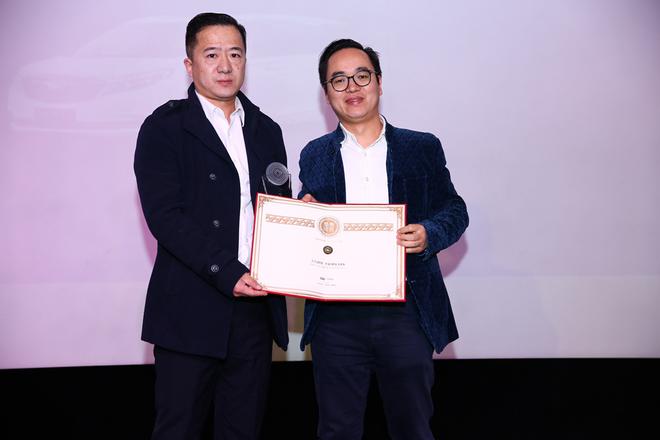 上汽通用汽车别克品牌华北区域市场经理陈铮代表企业领奖，商业趋势观察家、知萌咨询机构首席执行官肖明超为其颁奖