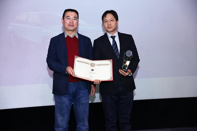 重庆长安铃木汽车有限公司华北大区服务经理何卫代表企业领奖，北京晨报汽车周刊副总编周光军为其颁奖