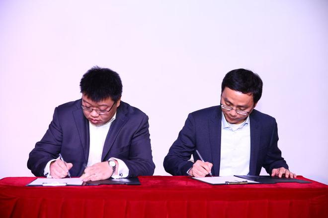 《汽车消费报告》主编孟为与小熊油耗创始人张雄签订战略合作协议