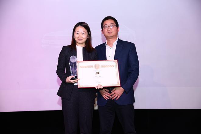 上汽大众有限公司大众品牌公关与传播高级经理孙捷代表企业领奖，博晓通市场总监涂兰敬为其颁奖