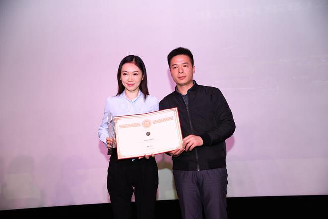 北京汽车销售有限公司市场公关部品牌传播科数字营销高级经理冯蓝莹代表企业领奖，一品汽车总编辑余跃为其颁奖