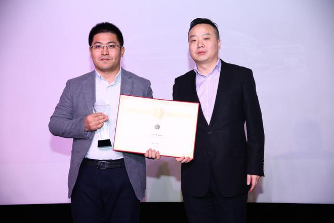 广汽传祺汽车销售有限公司华北大区经理鲁攀登代表企业领奖，网上车市首席运营官刘磊为其颁奖