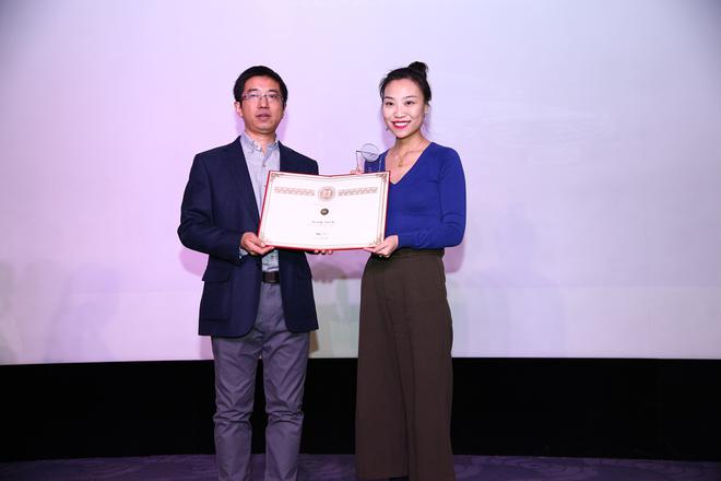 北京梅赛德斯-奔驰销售服务有限公司公关部经理阮瑛代表企业领奖，推动力传媒集团副总经理龚云鹏为其颁奖