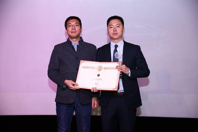 广汽丰田汽车有限公司公关科科长张彬代表企业领奖，《汽车商业评论》副总编辑杨锋磊为其颁奖