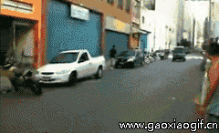 每日趣图|疼！关车门夹住了什么？