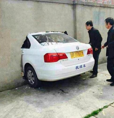 每日趣图|疼！关车门夹住了什么？