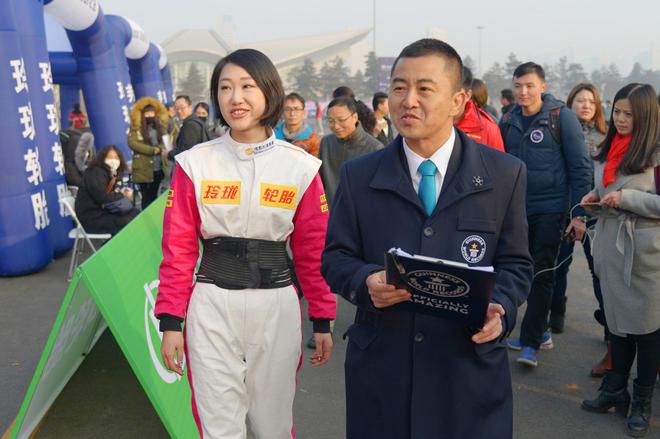 玲珑轮胎美女车队创造女子两轮行驶记录