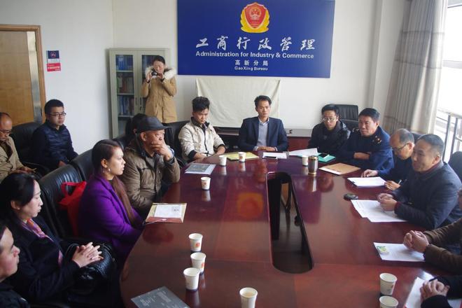 力帆汽车协同昆明市消协为车主们发放车辆合格证